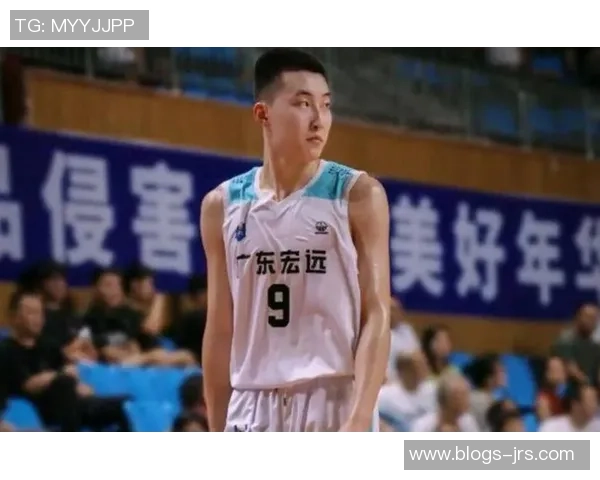 李根与睢冉身体对比分析谁在篮球场上更具优势与潜力